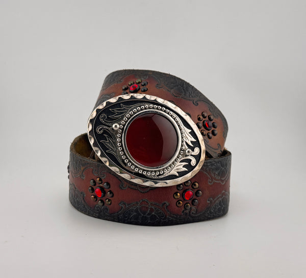 V01: Vintage belt in saddle brown with engraved leather and large buckle