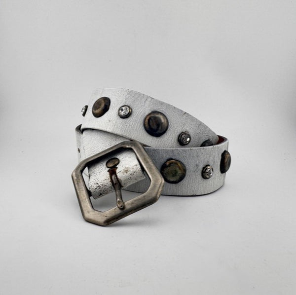 V03: Vintage belt in white crackled leather belt with bottlecaps and crystals