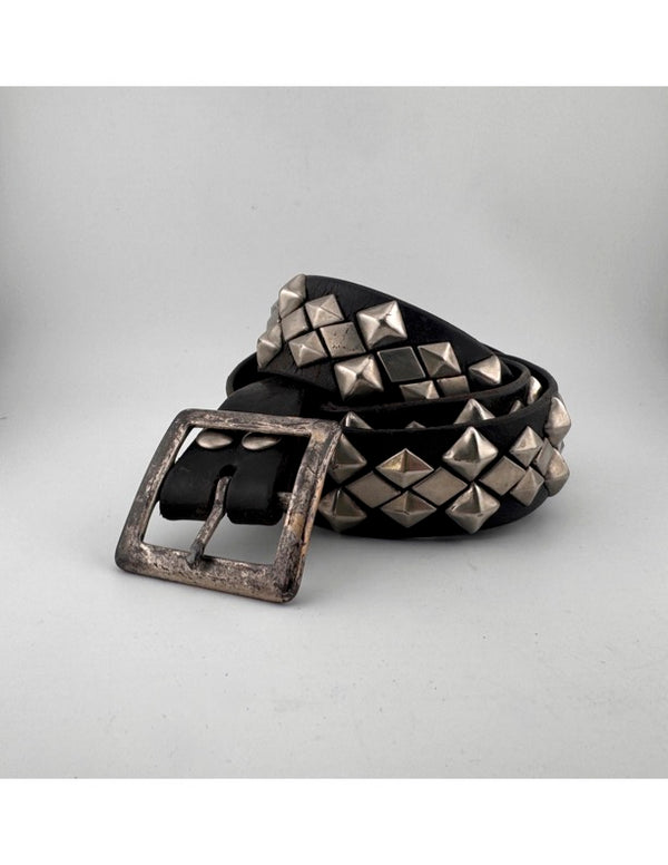 V06: Vintage belt in black with repeating silver pyramid studs