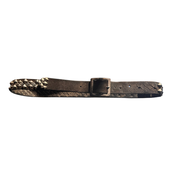 V06: Vintage belt in black with repeating silver pyramid studs